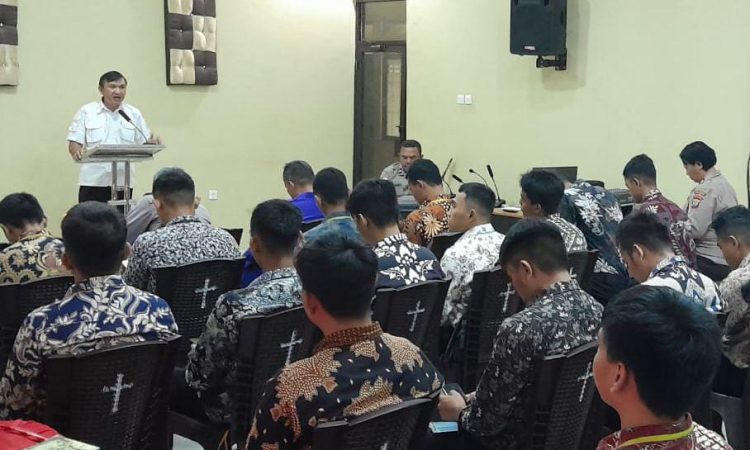Polresta Manado kembali mengukuhkan komitmen mereka terhadap kesejahteraan mental dan rohani personel dengan melaksanakan program Binrohtal (Bimbingan Rohani dan Mental). Kegiatan ini diinisiasi sebagai upaya meningkatkan kesejahteraan anggota kepolisian dalam menghadapi tantangan tugas yang semakin kompleks, Kamis (30/11/2023).