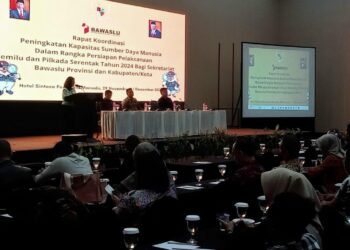 Satgas Preventif Operasi Mantap Brata Polresta Manado memberikan pengamanan maksimal pada kegiatan strategis Bawaslu dalam rangka Rapat Koordinasi Persiapan Pelaksanaan Pemilu dan Pilkada Serentak Tahun 2024. Acara ini diadakan di Hotel Sintesa Peninsula dan dihadiri oleh Sekretariat Bawaslu Provinsi serta Kabupaten/Kota, Rabu (29/11/2023).