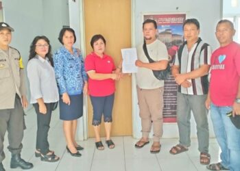 Bripka R.Massie, Babinkamtibmas Desa Rumengkor Kecamatan Tombulu Kabupaten Minahasa, turut serta dalam kegiatan problem-solving untuk menangani permasalahan pencemaran nama baik yang terjadi pada hari Kamis tanggal 23 November 2023 di wilayah tersebut. Rabu tanggal 29/ 11/ 2023.