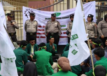 AKSI DAMAI: Mahasiswa yang tergabung dalam HIMMAH menggelar aksi damai di depan Polrestabes Medan Jalan, Kamis (30/11/2023).(Foto Dok/ Polrestabes)