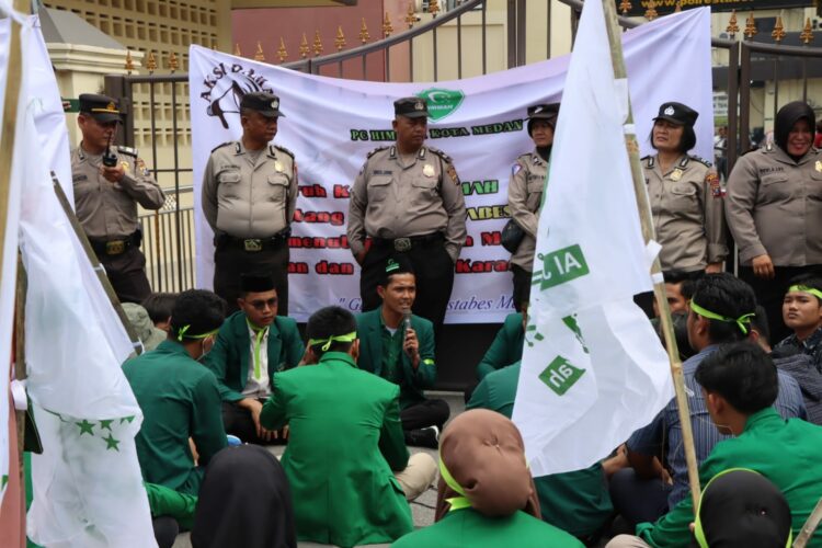 AKSI DAMAI: Mahasiswa yang tergabung dalam HIMMAH menggelar aksi damai di depan Polrestabes Medan Jalan, Kamis (30/11/2023).(Foto Dok/ Polrestabes)