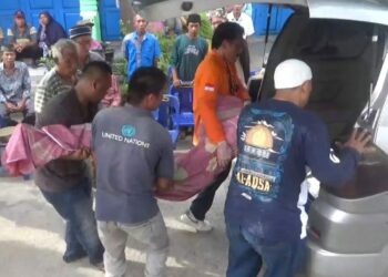 DIEVAKUASI: Petugas kepolisian mengevakuasi jenazah Teguh Harianto ke rumah sakit untuk dilakukan pemeriksaan, Kamis (30/11/2023).(Foto Dok/ Polsek Belawan)