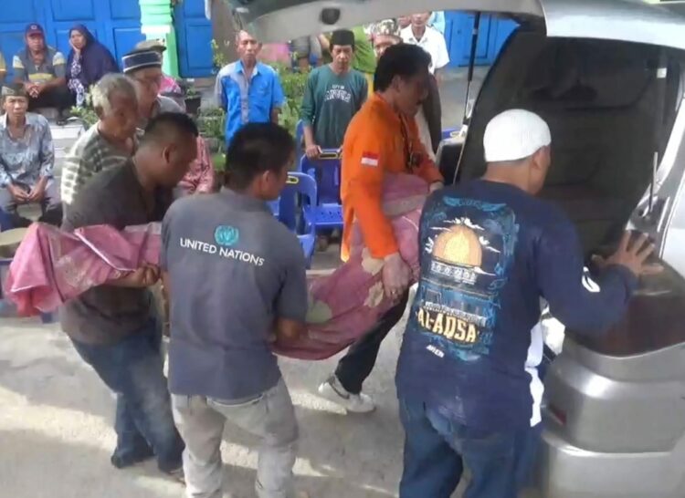 DIEVAKUASI: Petugas kepolisian mengevakuasi jenazah Teguh Harianto ke rumah sakit untuk dilakukan pemeriksaan, Kamis (30/11/2023).(Foto Dok/ Polsek Belawan)