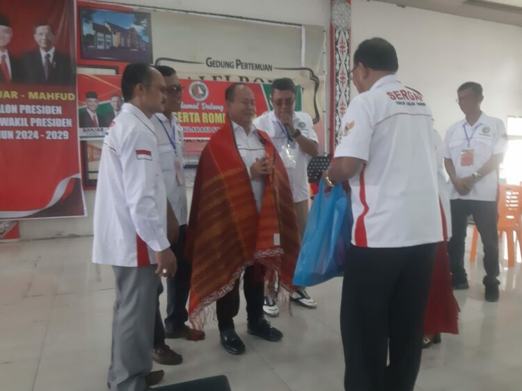 DIULOSI: Ketua Umum DPP Sergap Tugiyo Wiratmodjo diulosi pengurus DPW Sergap Sumut pada acara deklarasi Sedulur Ganjar Pranowo (Sergap) se-Sumatera Utara (Sumut) berlangsung meriah di Gedung Balai Bolon GKPS Teladan Jalan DR GM Panggabean No. 7 Teladan Medan Kecamatan Medan Kota, Kamis (30/11/2023). (Foto: Dok/ Tumpal Manik)
