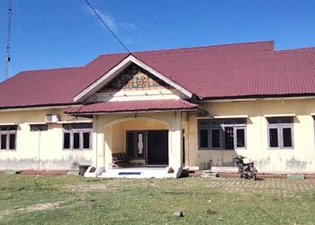 Kantor Camat Pirak Timu, Kabupaten Aceh Utara, terlihat sepi disaat jam kerja.