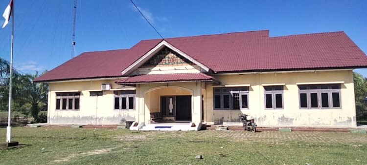 Kantor Camat Pirak Timu, Kabupaten Aceh Utara, terlihat sepi disaat jam kerja.