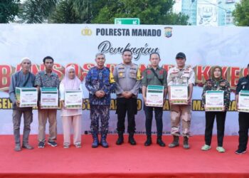 Lapangan Apel Mako Polresta Manado menjadi saksi atas kegiatan Bakti Sosial (BAKSOS) dan Bakti Kesehatan (BAKKES) yang diselenggarakan oleh Polresta Manado, dalam rangka memperkuat semangat pelayanan kepada masyarakat. Acara ini diresmikan melalui sambutan yang penuh inspirasi oleh Kapolresta Manado, Kombes Pol Julianto P. Sirait, S.H.,S.I.K, serta dihadiri oleh Kapolda Sulut, Irjen Pol Drs. SETYO BUDIYANTO, S.H.,M.H,.