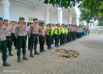 LAKUKAN PAM: Personel Polrestabes Meran melakukan Pam Peringatan Hari Kelahiran Al-Jam’iyatul Washliyah ke 93 di Lapangan Astaka Dispora Sumut Jalan Williem Iskandar Desa Medan Estate, Kecamatan Percut Sei Tuan, Deliserdang, Jumat (1/12/2023).(Foto Dok/Polrestabes)