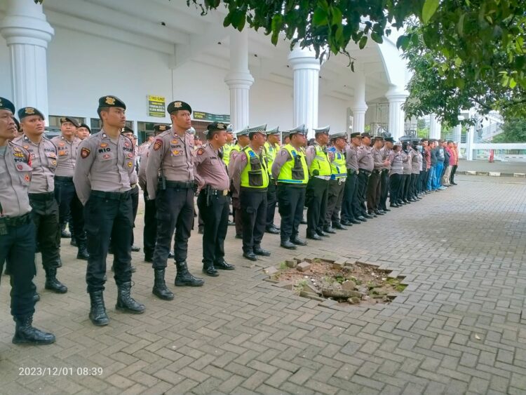 LAKUKAN PAM: Personel Polrestabes Meran melakukan Pam Peringatan Hari Kelahiran Al-Jam’iyatul Washliyah ke 93 di Lapangan Astaka Dispora Sumut Jalan Williem Iskandar Desa Medan Estate, Kecamatan Percut Sei Tuan, Deliserdang, Jumat (1/12/2023).(Foto Dok/Polrestabes)