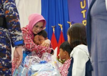 Salah seorang putera Almarhum sampai meneteskan air mata saat
Ketua Bhayangkari Daerah Riau Nindya M Iqbal memeluk erat putra-putri Almarhum.