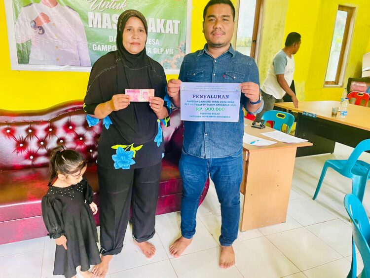 Pemerintah Gampong (Desa) Jeumpa Geulumpang VII Kecamatan Matangkuli Kabupaten Aceh Utara melaksanakan program pembagian Bantuan Langsung Tunai dana desa (BLT-DD) Triwulan 4 tahun 2023 serta Sembako. Kegiatan tersebut bertujuan untuk membantu keluarga penerima manfaat (KPM) yang terdampak ekonomi. Pembagian BLT–DD serta sembako berlangsung di Kantor Desa Jeumpa Geulumpang VII, Sabtu (02/12/2023).