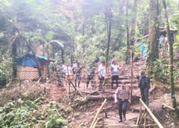 RATA: Gabungan TNI/Polri meratakan puluhan gubuk narkoba dan judi di sepanjang Jalan Medan-Berastagi, Kecamatan Sibolangit Kabupaten Deliserdang, Jumat (1/12/2023). (Foto Dok/ Polda Sumut)