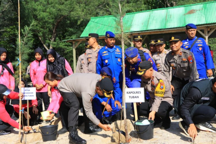 Kepala Kepolisian Resor Tuban AKBP Suryono, S.H., S.I.K., M.H., bersama Bupati Tuban Aditya Halindra Faridzky, S.E., melaksanakan penanaman pohon di Pantai Mangrove Center yang terletak di desa Sugihwaras, Kecamatan Jenu, Kamis (30/11/23).