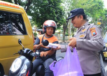 Kepolisian Resor Tuban kembali melaksanakan program rutin berbagi sedekah berkah yang dilaksanakan setiap Jumat pagi di depan Mapolres setempat. Kegiatan berupa bagi nasi kotak kepada masyarakat yang melintas di depan Mako Polres Tuban tersebut dipimpin oleh Kabagops Kompol Sugimat, S.Ag, Jum'at (1/12/23).