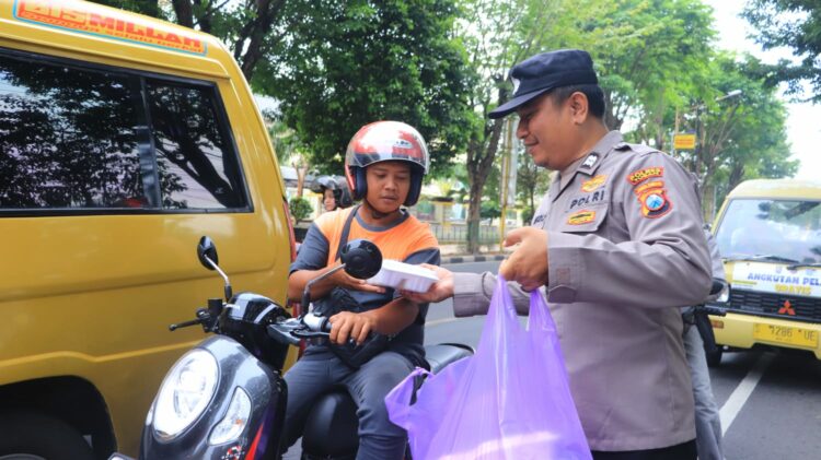 Kepolisian Resor Tuban kembali melaksanakan program rutin berbagi sedekah berkah yang dilaksanakan setiap Jumat pagi di depan Mapolres setempat. Kegiatan berupa bagi nasi kotak kepada masyarakat yang melintas di depan Mako Polres Tuban tersebut dipimpin oleh Kabagops Kompol Sugimat, S.Ag, Jum'at (1/12/23).