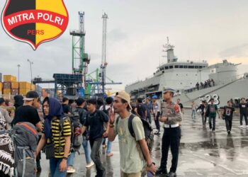 Ratusan kader Himpunan Mahasiswa Islam (HMI) Badko Sulselbar tiba di pelabuhan Makassar, kepulangan rombongan tersebut dari Pontianak usai mengikuti kongres, menumpangi dua kapal milik TNI AL, Sabtu (2/12/2023).