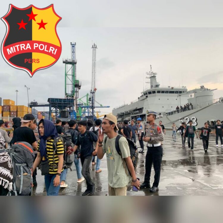 Ratusan kader Himpunan Mahasiswa Islam (HMI) Badko Sulselbar tiba di pelabuhan Makassar, kepulangan rombongan tersebut dari Pontianak usai mengikuti kongres, menumpangi dua kapal milik TNI AL, Sabtu (2/12/2023).