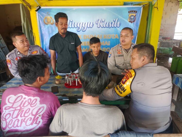 Polsek Dumai Kota Minggu (3/12/2023) menggelar Minggu Kasih di Jalan Datuk Laksamana RT. 005 Kelurahan Dumai Kota Kecamatan Dumai Kota.