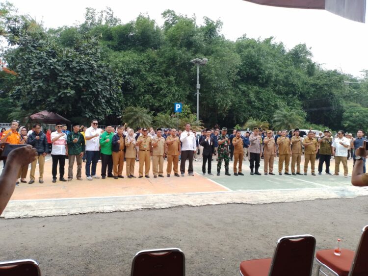 Para Ketua Ormas, Caleg dan Seluruh Para Kepala Desa Se-Kecamatan Citeureup serta Camat, Danramil, Kapolsek usai menandatangani Deklarasi Damai Pemilihan Umum Tahun 2024 diabadikan dalam foto bersama di Lapangan Upacara (foto : RH/Mitrapolri.com)