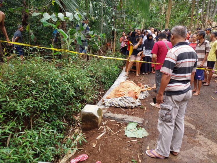 Seorang perempuan berinisial SM (42) warga Desa Nangkasawit, Kecamatan Kejobong, Kabupaten Purbalingga ditemukan meninggal dunia di dalam sumur, Minggu (3/12/2023) pagi. Korban ditemukan oleh warga dan pihak keluarga yang sedang mencari keberadaannya.