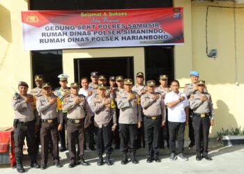 Peresmian Kantor SPKT dan Asrama Polisi di Polsek Harian Boho serta Polsek Simanindo. Acara ini dipimpin langsung oleh Kapolres Samosir, AKBP Yogie Hardiman S.H., S.I.K., M.H., Senin (04/12/2023) di Halaman Mako Polres Samosir depan ruangan SPKT Polres Samosir yang baru dibangun.
