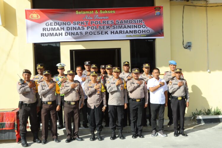 Peresmian Kantor SPKT dan Asrama Polisi di Polsek Harian Boho serta Polsek Simanindo. Acara ini dipimpin langsung oleh Kapolres Samosir, AKBP Yogie Hardiman S.H., S.I.K., M.H., Senin (04/12/2023) di Halaman Mako Polres Samosir depan ruangan SPKT Polres Samosir yang baru dibangun.