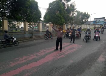 Jajaran Polres Pematang Siantar rutin melaksanakan Pos Padat Pagi di wilayah hukum Polres Pematang Siantar, khususnya pada jam masuknya anak sekolah. Foto: Dok. Istimewa.