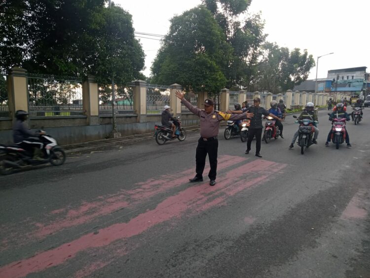 Jajaran Polres Pematang Siantar rutin melaksanakan Pos Padat Pagi di wilayah hukum Polres Pematang Siantar, khususnya pada jam masuknya anak sekolah. Foto: Dok. Istimewa.