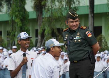 Dandim 0702/Purbalingga Letkol Inf Dipo Sabungan Lumban Gaol bertindak sebagai Pembina Upacara pada Upacara Bendera di SMA Negeri 1 Purbalingga yang berada di Jl. MT. Haryono, Dusun 1 Kelurahan Purbalingga Kulon, Kecamatan Purbalingga, Kabupaten Purbalingga pada Senin, (4/12/2023).