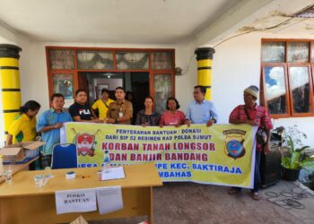 SERAHKAN BANTUAN: SIP Angkatan 52 RAD tahun 2023 menyalurkan bantuan paket sembako dan pakaian kepada korban Bencana Alam tanah longsor di Desa Simangulampe Kecamatan Baktiraja, Kabupaten Humbang Hasundutan, Senin (4/12/2023) siang. (Foto Dok/ Polda Sumut)