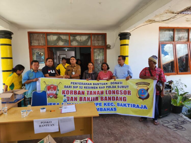 SERAHKAN BANTUAN: SIP Angkatan 52 RAD tahun 2023 menyalurkan bantuan paket sembako dan pakaian kepada korban Bencana Alam tanah longsor di Desa Simangulampe Kecamatan Baktiraja, Kabupaten Humbang Hasundutan, Senin (4/12/2023) siang. (Foto Dok/ Polda Sumut)