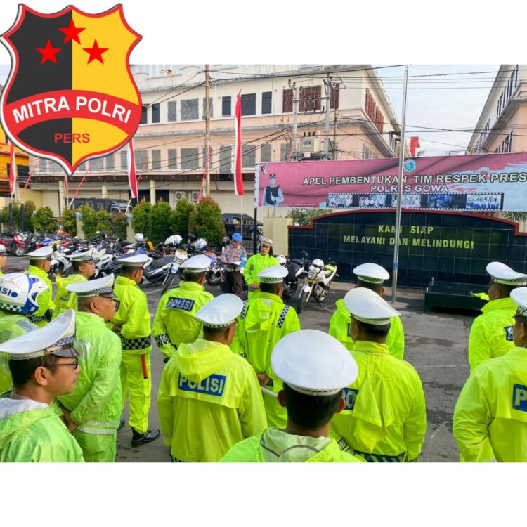 Satuan Lalu Lintas (Sat Lantas) Polres Gowa menunjukkan kesiapannya dalam bertugas dengan melaksanakan apel khusus menggunakan jas hujan. Pagi ini, Senin (4/12/23).