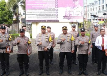 Polresta Manado menggelar apel personel yang khusus dirangkaikan dengan pemberian penghargaan kepada personel yang menonjol dalam prestasinya selama periode bulan November 2023. Acara ini dipimpin oleh Kapolresta Manado, Kombes Pol Julianto P. Sirait., S.H., S.I.K., yang memberikan arahan inspiratif kepada seluruh personel yang hadir.