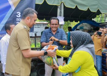 Pj Wali Kota Sabang Reza Fahlevi bersama Kapolres Sabang AKBP Erwan, Dandim 0112 Sabang Ahmad Shobirin, dan Kajari Sabang diwakili Kasi Intel Filman Ramadan, turut hadir meninjau langsung giat pasar murah, yang dilaksanakan Dinas Perindustrian, Perdagangan, Koperasi dan UKM Kota Sabang, di halaman kantor Keuchik Gampong Jaboi, Senin (4/12/23).