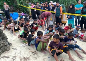 Sebanyak kurang lebih 139 etnis Rohingya kembali mendarat di Kota Sabang. Para pengungsi tersebut berlabuh ke pesisir pantai Ie Meulee Sabtu (2/12/23) dini hari sekitar pukul 02.00 WIB menggunakan perahu kayu.