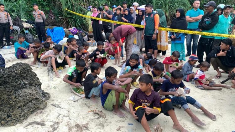 Sebanyak kurang lebih 139 etnis Rohingya kembali mendarat di Kota Sabang. Para pengungsi tersebut berlabuh ke pesisir pantai Ie Meulee Sabtu (2/12/23) dini hari sekitar pukul 02.00 WIB menggunakan perahu kayu.