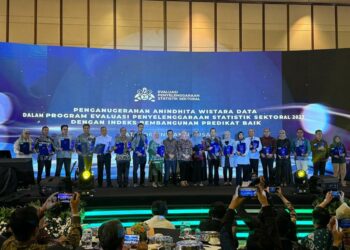 Penganugerahan tersebut diterima langsung oleh Kepala Pusat Data dan Teknologi Informasi Sekretariat Jenderal (Kapusdatin Setjen) Kemenkumham, Rifqi Adrian Kriswanto, yang mewakili Sekretaris Jenderal (Sekjen) Kemenkumham.