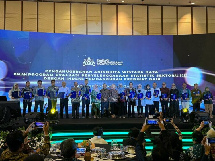 Penganugerahan tersebut diterima langsung oleh Kepala Pusat Data dan Teknologi Informasi Sekretariat Jenderal (Kapusdatin Setjen) Kemenkumham, Rifqi Adrian Kriswanto, yang mewakili Sekretaris Jenderal (Sekjen) Kemenkumham.