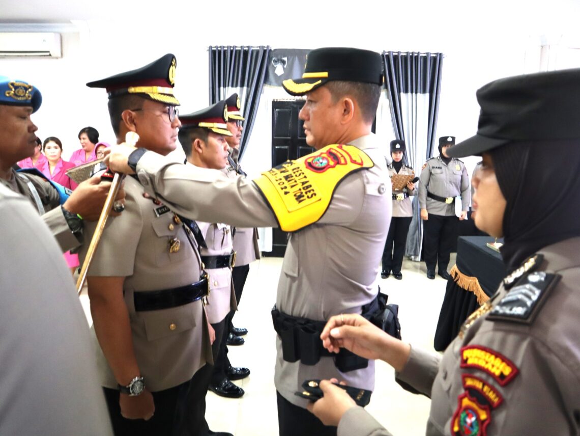 SERTIJAB: Kapolrestabes Medan Kombes Pol Valentino Alfa Tatareda SH SIK memimpin sertijab Kasat Lantas, Kasat Tahti dan Kapolsek Kutalimbaru di lantai dua gedung Patriatama Mapolrestabes, Senin (4/12/2023).(Foto Dok/Polrestabes)