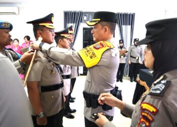 SERTIJAB: Kapolrestabes Medan Kombes Pol Valentino Alfa Tatareda SH SIK memimpin sertijab Kasat Lantas, Kasat Tahti dan Kapolsek Kutalimbaru di lantai dua gedung Patriatama Mapolrestabes, Senin (4/12/2023).(Foto Dok/Polrestabes)