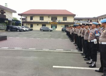 BERI PENGARAHAN: Kasubbag Dal Ops Bag Ops Polrestabes Medan Kompol Daulat Simamora saat memimpin apel sekaligus memberikan pengarahan kepada Pama, Brigadir dan ASN di halaman Mapolrestabes, Selasa (5/12/2023).(Foto Dok/Polrestabes)