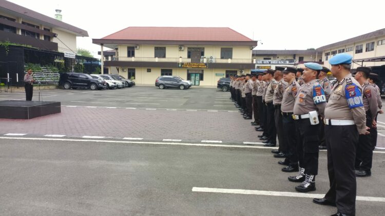 BERI PENGARAHAN: Kasubbag Dal Ops Bag Ops Polrestabes Medan Kompol Daulat Simamora saat memimpin apel sekaligus memberikan pengarahan kepada Pama, Brigadir dan ASN di halaman Mapolrestabes, Selasa (5/12/2023).(Foto Dok/Polrestabes)