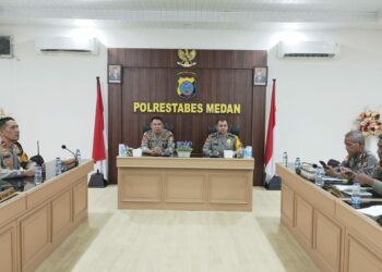 CEK KESIAPAN: Tim Asistensi dari Mabes Polri yang dipimpin Analis Kebijakan Madya Bidang Brimob Korbrimob Polri Kombes Pol Abdul Hasyim SH MH didampingi Kabag Ops AKBP Yasir Ahmadi SIK MH berikan pengarahan sekaligus mengecek kesiapan personel dalam pelaksanaan tahapan Pam Pemilu 2024, di aula Rupatama lantai ll Mapolrestabes, Selasa (5/12/2023).(Foto Dok/Polrestabes)