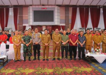 Aula Serbaguna Pemerintah Kota Manado menjadi saksi kegiatan bersejarah saat Kapolresta Manado, Kombes Pol Julianto P. Sirait, S.H.,S.I.K, turut serta dalam Forum Bakudapa Tokoh Masyarakat. Acara tersebut juga dirangkaikan dengan Pelantikan Forum Pimpinan Kecamatan (FPK), Deklarasi Relawan Kebangsaan, dan Rapat Koordinasi (Rakor) FPK se-Kota Manado, Selasa (05/12/2023).