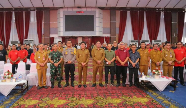 Aula Serbaguna Pemerintah Kota Manado menjadi saksi kegiatan bersejarah saat Kapolresta Manado, Kombes Pol Julianto P. Sirait, S.H.,S.I.K, turut serta dalam Forum Bakudapa Tokoh Masyarakat. Acara tersebut juga dirangkaikan dengan Pelantikan Forum Pimpinan Kecamatan (FPK), Deklarasi Relawan Kebangsaan, dan Rapat Koordinasi (Rakor) FPK se-Kota Manado, Selasa (05/12/2023).