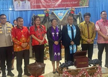 Kapolresta Manado, Kombes Pol Julianto Sirait, menghadiri acara Safari Natal yang diselenggarakan oleh Pemerintah Kota Manado di Jemaat KGPM Solafide, Kelurahan Pandu, Kecamatan Bunaken. Dalam kesempatan tersebut, Kapolresta menyampaikan pesan kebahagiaan dan kedamaian Natal kepada masyarakat yang hadir, Senin (04/12/2023) Sekitar Pukul 19.00 WITA.