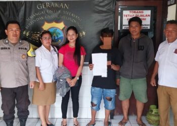 Bripka Eben, Bhabinkamtibmas di Kelurahan Wanea dan Tanjung Batu, berhasil menyelesaikan sebuah kasus pencurian yang melibatkan seorang remaja berusia 16 tahun, CE. Pekerjaan sebagai pelajar, CE mencuri satu tabung gas LPG ukuran 3 kg milik keluarga Budiman Rawung.