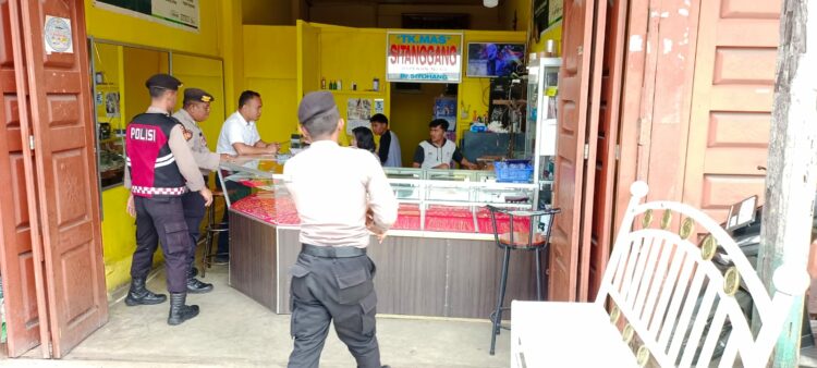 Personil sat samapta Polres Dairi melaksanakan razia terhadap Premanisme, pungli, pak oga, juru parkir yang tidak di lengkapi dokumen dan identitas. Adapun hal tersebut dilaksanakan di sekitar Jl. Sm Raja Sidikakang Jalan Pekan Kelurahan Sidikalang Kecamatan Sidikalang Kabupaten Dairi. Selasa (05/12/2023).