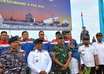 Dandim 0103/Aceh Utara Letkol Kav Makhyar, ST., MM., M.H.I. mengikuti kegiatan penanaman pohon yang diselenggarakan satuan Lanal Lhokseumawe berkolaborasi dengan pertamina PHE NSO bertempat di Pesisir Pantai Ds. Matang Puntong Kecamatan Seunuddon, Kabupaten Aceh Utara, Rabu (06/12/2023).