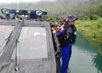 TURUNKAN PENYELAM: Polda Sumut menurunkan personel penyelam untuk membantu melakukan pencarian para korban longsor di Desa Simangulampe Kecamatan Bakti Raja, Kabupaten Humbahas. (Foto Dok/ Polda Sumut)